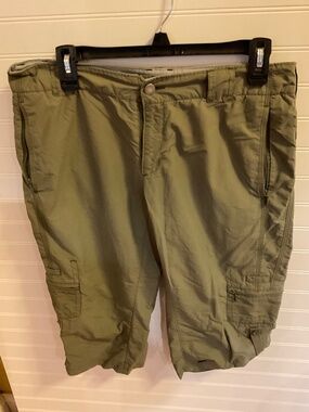 Columbia Titanium Olive Cargo Capri Hiking Pants Women’s 8 Tactel
